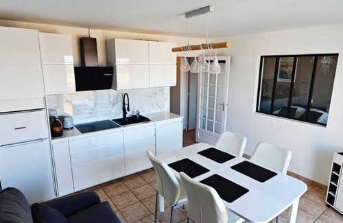 Saint-Vaast-la-Hougue Apartment | 2-room garage facing with panoramic view of the sea and TATIHOU island (UNESCO)