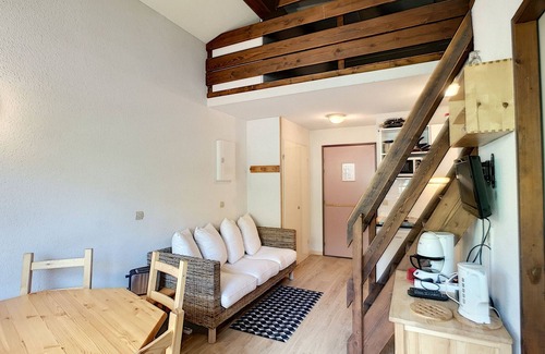 Les Bruyeres Apartment | 2 Rooms + mezzanine for 6, ski-in/ski-out, wifi, parking