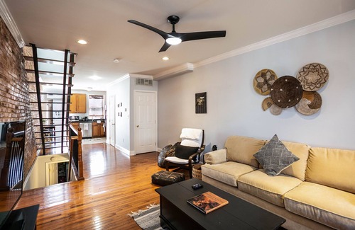 Downtown Baltimore House | 2-story 2-bed Townhouse w/jacuzzi near Johns Hopkins Hospital & Patterson Park
