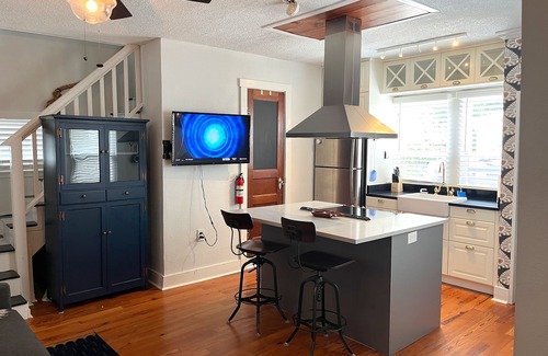 Alta Vista House | 2 story back house in beautiful area near downtown