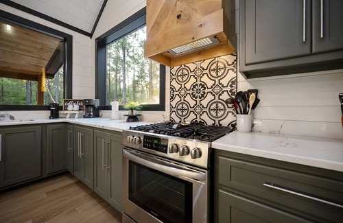 Broken Bow Cabin | 2 Suites & Bunks | Hot Tub, Firepit & Lounge Pool