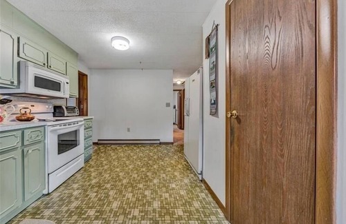 Huddleston House | 2 to 3 Night Minimum Year 'Round! Enchanted lakefront home with 1 level living! Come Visit "Cove Co