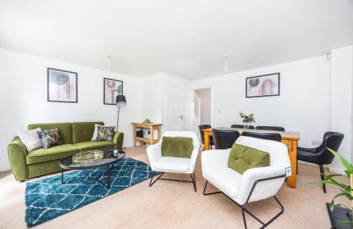 Langley Marish House | 2 Tracy Avenue