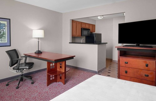 East Roseville Parkway Hotel | 2 Welcoming Suites Near Roseville Golfland Sunsplash, Perfect for Families!