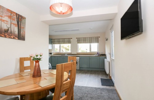 Annan Cottage | 2 WHITEROW, family friendly, with a garden in Powfoot, Annan