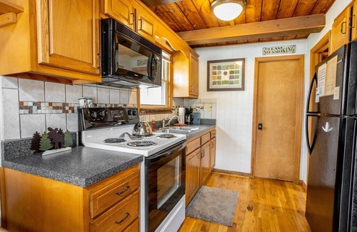 Draper Cabin | 20 ft from New River! Amazing Sunset View - 1BS4 w/Loft - Shaman's Cure