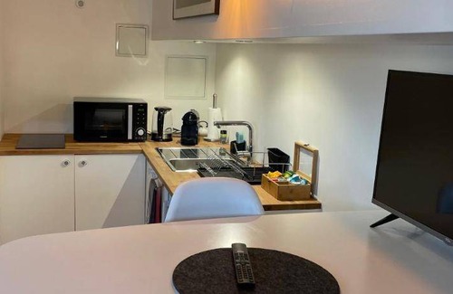 Auteuil Boat Rental | 20 m² Houseboat ∙ 2 guests