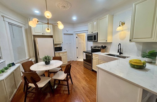 The Heights House | 20 min NYC Spacious Private Room Queen Bed Parking