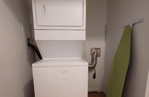 McGinley Square Apartment | 20 Minutes away from NY!! 5 queen beds, Private place !