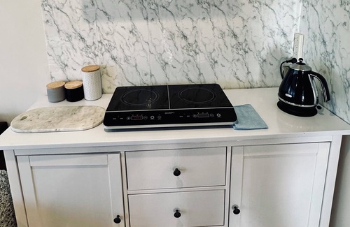Laverton Apartment | 20 minutes to Mel CBD! 2 BRs AirCon unit house with living kitchen parking.