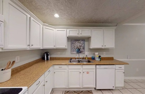 Bahama Beach House | 20% off 4+ days -Big dog-friendly steps to beach, 2 kitchens, game & dressing Rm