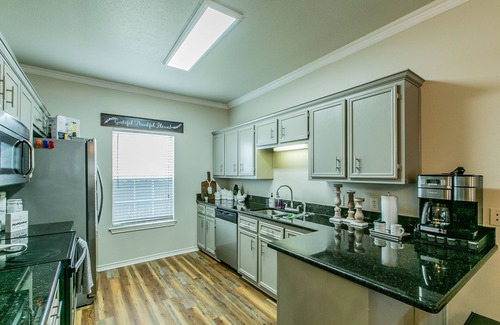 Brazos Apartment | 200 Clay Apt1 with 4BR, 2BA, 4 Blocks from Magnolia