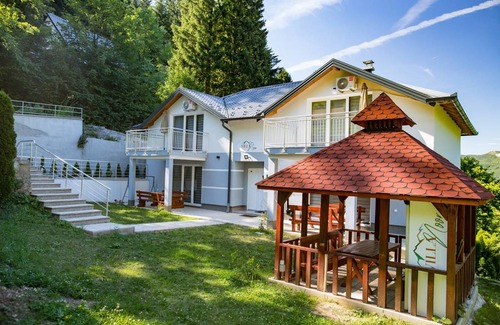 East Sarajevo House | 200 m² House ∙ 8 bedrooms ∙ 24 guests