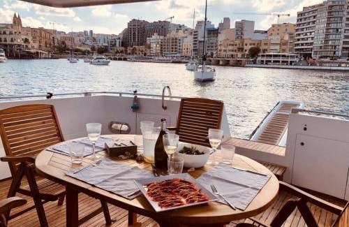 Madliena Boat Rental | 200 m² Houseboat ∙ 1 bedroom ∙ 6 guests