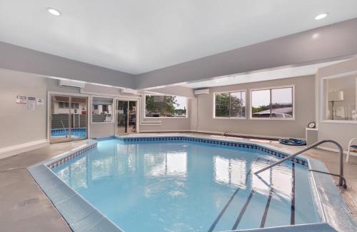 Charlevoix House | 202 Pointes North Inn