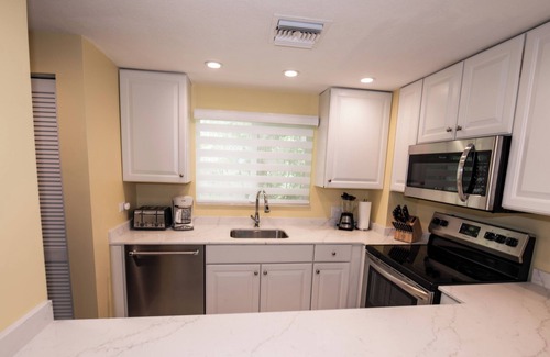 North Side Condo | 2023 Renovated The Retreat 17 Oceanview ground floor condo steps to ocean/beach