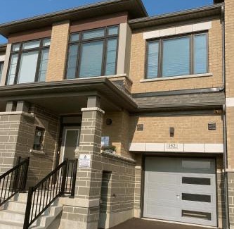 Vaughan House | 2024 Built Elegant 3BR Kleinburg Vaughan Townhouse with Free Parking, WiFi, Full Kitchen, Laundry, Near Canada's Wonderland! Perfect for Family Travel, Group Trips or Work Stays!