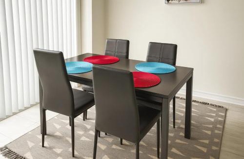 Vaughan House | 2024 Built Elegant 3BR Kleinburg Vaughan Townhouse with Free Parking, WiFi, Full Kitchen, Laundry, Near Canada's Wonderland! Perfect for Family Travel, Group Trips or Work Stays!