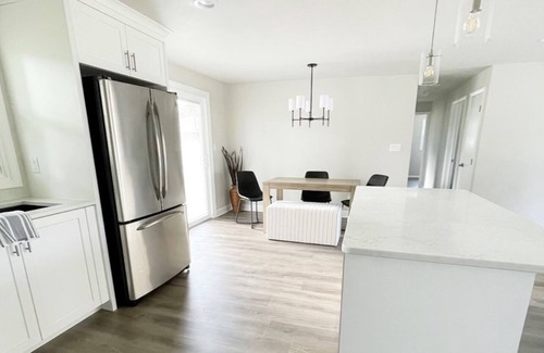 Green Bay House | 2025 Football Season ready π- Remodeled 3 bedroom home, steps from Lambeau Field