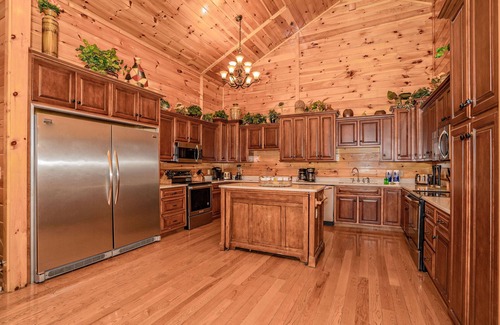 Gatlinburg - Pigeon Forge Cabin | 2025 GOING FAST! OPEN FOR '26 Booking! Theater Room, Game Room, Double Kitchen