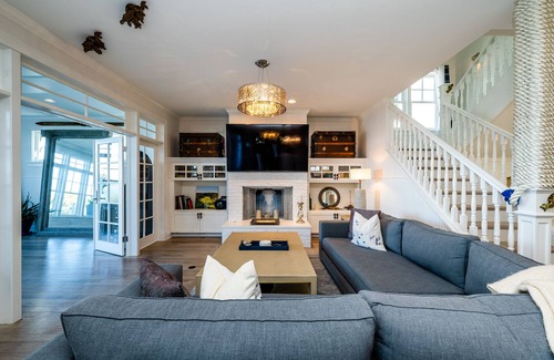 Grand Beach House | (2025 Open!) LAKEFRONT HOME WITH PRIVATE HOT TUB!