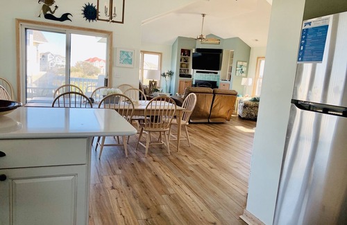 Pine Island House | 2025 Open weeks discounted ~150 yards to ocean ~ 4 master suites ~ Pups welcome