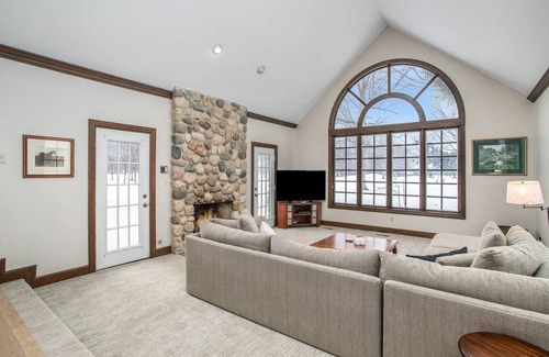 Benton Harbor Cottage | 204 m² Cabin ∙ 4 bedrooms ∙ 8 guests