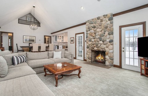 Benton Harbor Cottage | 204 m² Cabin ∙ 4 bedrooms ∙ 8 guests