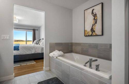 Southeast Calgary House | 204 m² House ∙ 3 bedrooms ∙ 6 guests