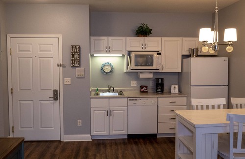 Delavan Lake Condo | 205 - Elegant One Bedroom Condo Suite