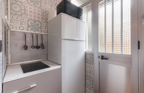 Moscardo Apartment | 21 Gumers Wifi Metro A/C free street parking for families friends & couples