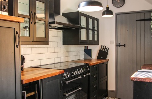 Bishops Castle Cottage | 21 HIGH STREET, pet friendly, with a garden in Bishop's Castle