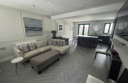 Kilkee House | 21 Victoria Court, Kilkee - sleeps 8 guests in 4 bedrooms