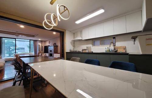 Nonhyeon-dong Apartment | 210 m² Apartment ∙ 6 bedrooms ∙ 21 guests