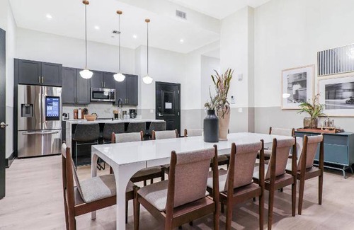Arts/Warehouse District Apartment | 214 m² Apartment ∙ 7 bedrooms ∙ 18 guests