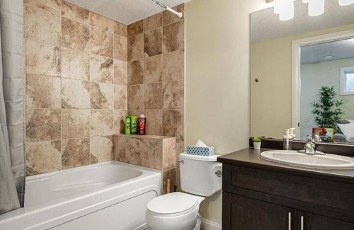Northeast Edmonton House | 217 m² House ∙ 5 bedrooms ∙ 12 guests