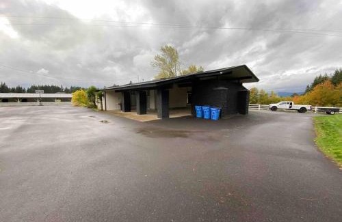 Ridgefield House | 22 Acres Home with hot tub minutes from Ilana Casino