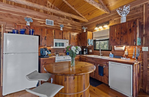 La Grange Cabin | 22 mi to Round Top Warrenton for Antique Week, 2/2 cabin on a quiet lake, Wif