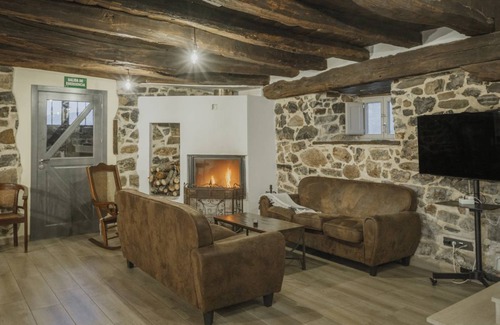 La Pernia House | 220 m² House ∙ 4 bedrooms ∙ 10 guests