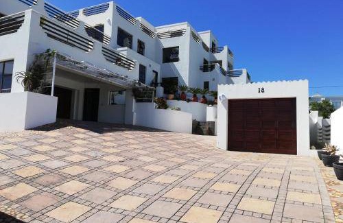 Aston Bay House | 220 m² House ∙ 3 bedrooms ∙ 6 guests