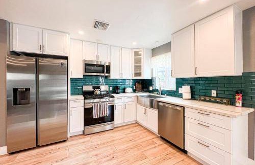 Canoga Park House | 223 m² House ∙ 4 bedrooms ∙ 11 guests