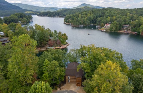 Lake Lure House | 223 m² House ∙ 6 bedrooms ∙ 16 guests