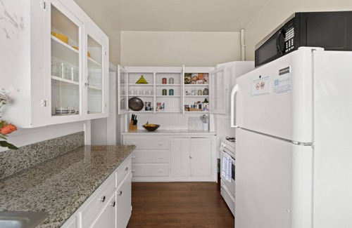 Midtown Sacramento Apartment | 23-3 · Historic Charm with parking in center of Midtown!