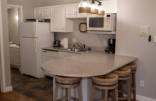 Delavan Lake Condo | 230 - Beautifully Updated 1 Bedroom Condo Suite