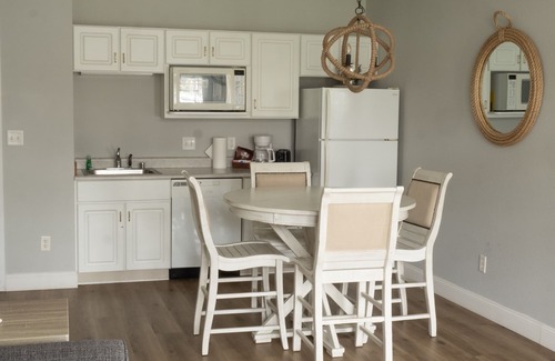 Delavan Lake Condo | 232 - Beautifully Updated 1 Bedroom Condo Suite