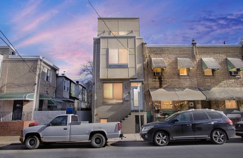 West Philadelphia House | 232 m² House ∙ 6 bedrooms ∙ 10 guests