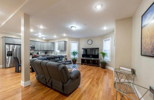 Dudley - Brunswick King Apartment | 233-1 4BR Boston - Cozy Apt near MBTA Station