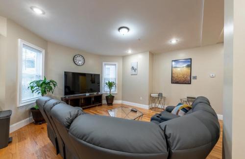 Dudley - Brunswick King Apartment | 233-1 4BR Boston - Cozy Apt near MBTA Station