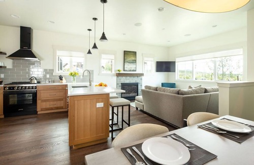 Bend House | 24-hr staff ~ resort pool ~ garage ~ wifi ~ W/D ~ fireplace ~ concert shuttle 🎵