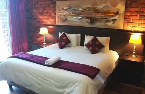 Ekurhuleni House | 24 Onvrey Guest House